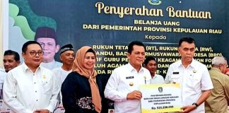Gubernur Ansar Serahkan Insentif dan Bantuan Longsor Serasan Gubernur Kepulauan Riau H. Ansar Ahmad menyerahkan bantuan kepada masyarakat Kabupaten Natuna di Gedung Sri Srindit, Ranai, Rabu (05/04) f,Diskominfo Kepri