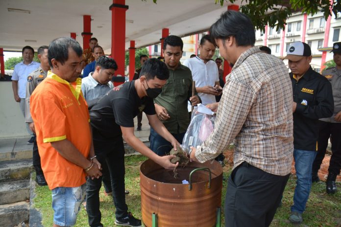 Direktorat Reserse Narkoba Polda Kepri melakukan pemusnahan barang bukti narkotika jenis ganja dan narkotika jenis Happy Water di Pendopo Polda Kepri, Kamis (6/4) F, Polda Kepri