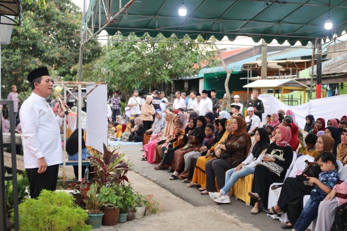 Gubernur Kepri Ansar Ahmad saat mengisi kegiatan di Bulan Ramadhan bersama baik Pengajian Mualaf Batu Aji di Perumahan Pemda 2 Batu Aji, Batam, Kamis (6/4) F,Diskominfo Kepri