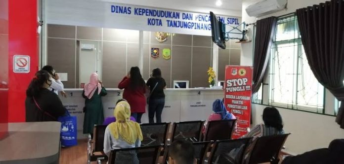 Suasana pelayanan warga di Kantor Disduk Tanjungpinang. Sekretaris Disduk Bobby bantah pegawainya bentak warga dan main ponsel untuk keperluan pribadi F, Pemko Tanjungpinang