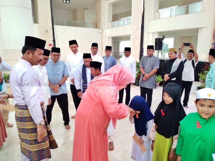 Wali Kota Batam H Muhammad Rudi (HMR), didampingi Wagub Marlin, dan Sekda Jefridin, saat memberikan santunan kepada perwakilan tiga ribu anak yatim, seiring Peringatan malam Nuzulul Quran tingkat Kota Batam di Masjid Sultan Mahmud Riayat Syah, Jumat (7/4/2023), atau 16 Ramadan 1444 Hijriah F, Pemko Batam