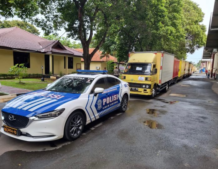 Kepala Divisi Humas Polri Irjen Sandi Nugroho, Senin (10/4) mengatakan 60 unit truk memuat paket sembako sebanyak 30 ribu dari gudang Slog Polri dengan pengawalan PJR melaksanakan pendistribusian kepada PERSIS (Persatuan Islam) di wilayah Jakarta, Banten dan Jawa Barat F, Humas Polri