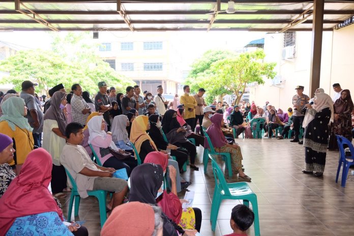 Wali Kota Tanjungpinang, Rahma membagikan bantuan cadangan beras pemerintah secara simbolis kepada sejumlah masyarakat Tanjungpinang, Selasa (11/4) F,Diskominfo Tanjungpinang