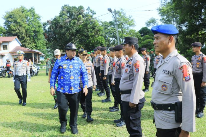 Bupati Samosir Vandiko Timotius Gultom memimpin apel Pasukan Operasi Ketupat Toba 2023 di Tanah Lapang Pangururan ,Kabupaten Samosir, Senin (17/4) F, Diskominfo Samosir