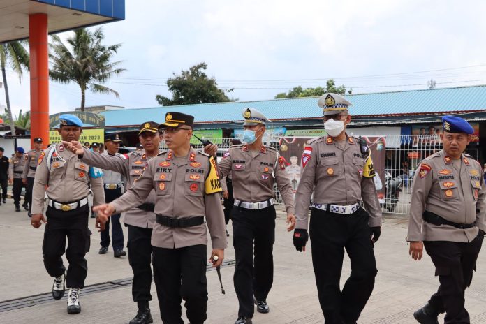 Kapolres Bintan AKBP Riky Iswoyo melakukan pengecekan kesiapan personil yang bertugas di pos pengamanan Operasi ketupat Seligi 2023 di beberapa tempat pada hari Selasa dan Rabu (19/04) F, Polres Bintan