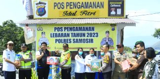 Hari Pertama Libur Lebaran Idul Fitri 1444 Bupati dan Wakil Bupati Samosir Turun Langsung Monitoring Pos Terpadu Operasi Ketupat Toba Tahun 2023 Bupati Samosir Vandiko T. Gultom dan Wakil Bupati Samosir Martua Sitanggang melakukan monitoring Pos Terpadu Operasi Ketupat Toba Tahun 2023, pada hari pertama Libur Lebaran Idul Fitri 1444, Rabu (19/04) F,Diskominfo Samosir