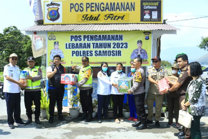 Bupati Samosir Vandiko T. Gultom dan Wakil Bupati Samosir Martua Sitanggang melakukan monitoring Pos Terpadu Operasi Ketupat Toba Tahun 2023, pada hari pertama Libur Lebaran Idul Fitri 1444, Rabu (19/04) F,Diskominfo Samosir