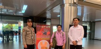 Cegah TKI non Prosesural, Polda Kepri Pasang Spanduk Himbauan Polda Kepri melaksanakan kegiatan pemasangan spanduk himbauan pengiriman TKI non prosesural dibeberapa titik di wilayah Kota Batam, Kamis (26/4) F,Polda Kepri