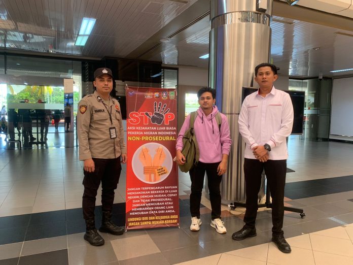 Polda Kepri melaksanakan kegiatan pemasangan spanduk himbauan pengiriman TKI non prosesural dibeberapa titik di wilayah Kota Batam, Kamis (26/4) F,Polda Kepri