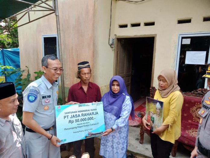 Wali Kota Tanjungpinang, Rahma, bersama Jasa Raharja menyalurkan santunan kepada ahli waris Andrean Saswara Nasution yang merupakan korban terhadap insiden kecelakaan yang dialami Kapal SB Evelyn Calisca 01 di perairan guntung, Pulau Burung, Kabupaten Inderagiri Hilir (Inhil), Provinsi Riau pada Kamis, (27/4) lalu F,Diskominfo Tanjungpinang