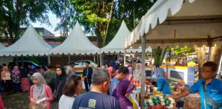 Harga Lebih Murah, Pasar Murah Ramadhan Pemko Diserbu Warga Dinas Perdagangan dan Perindustrian (Disperdagin) Tanjungpinang gelar pasar murah Ramadhan di halaman Gedung Sentra IKM Tengku Mandak, Bintan Center, Selasa (4/4) F, Pemko Tanjungpinang
