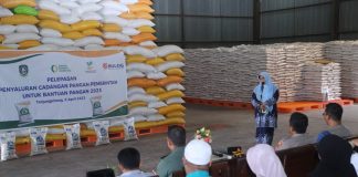 Tanjungpinang, Daerah Perdana di Kepri yang Salurkan Ban Wali Kota Tanjungpinang, Rahma, melepas penyaluran cadangan pangan pemerintah untuk bantuan pangan 2023 di Gudang Bulog Tanjungpinang, Rabu (5/4) F,Diskominfo Tanjungpinang