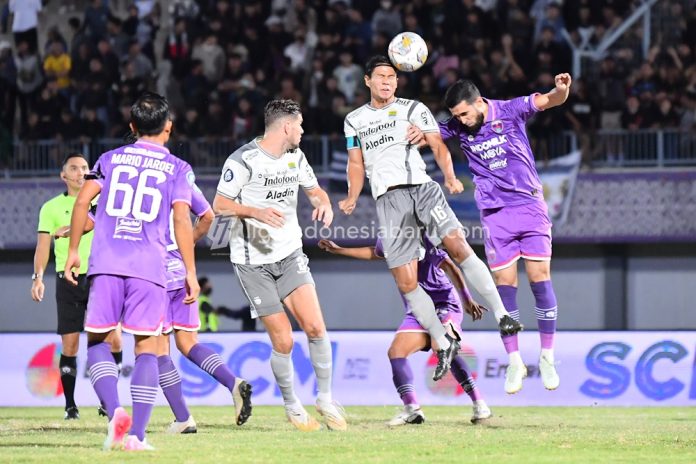 Persib Bandung secara mengejutkan menelan kekalahan dari Persita Tangerang dalam laga pekan ke-33 BRI Liga 1 2022/2023 di Stadion Indomilk Arena, Minggu (9/4) F,LIB