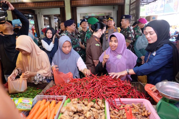Wali Kota Tanjungpinang, Rahma, bersama Forkopimda melakukan peninjauan harga dan persediaan bahan pokok di Pasar Bintan Center, Selasa (18/4) F,Pemko Tanjungpinang
