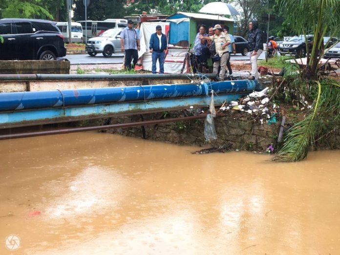 Komisi III DPRD Kepulauan Riau yang membidangi infrastruktur dan pembangunan yang dipimpin Ketua Komisi III Widiastadi Nugroho meninjau kondisi saluran air atau parit disalah satu lokasi yang kerap banjir yang berada di Simpang Helm Jalan Raja Isa, Batam Kota, Batam, Jumat (3/3) F, DPRD Kepri