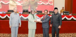 DPRD Kepri Dengarkan LKPj Gubernur Kepri Tahun 2022, Berikut Isi Penyampaiannya Ketua DPRD Provinsi Kepulauan Riau Jumaga Nadeak memimpin rapat paripurna masa sidang I tahun anggaran 2023, di ruang Balairung Wan Seri Beni Pusat Perkantoran Gubernur Provinsi Kepulauan Riau, Pulau Dompak, Tanjungpinang Selasa (21/03) F,DPRD Kepri