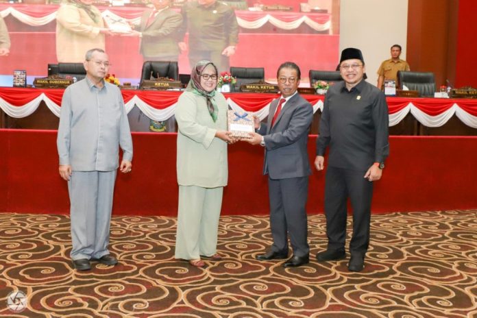 Ketua DPRD Provinsi Kepulauan Riau Jumaga Nadeak memimpin rapat paripurna masa sidang I tahun anggaran 2023, di ruang Balairung Wan Seri Beni Pusat Perkantoran Gubernur Provinsi Kepulauan Riau, Pulau Dompak, Tanjungpinang  Selasa (21/03) F,DPRD Kepri