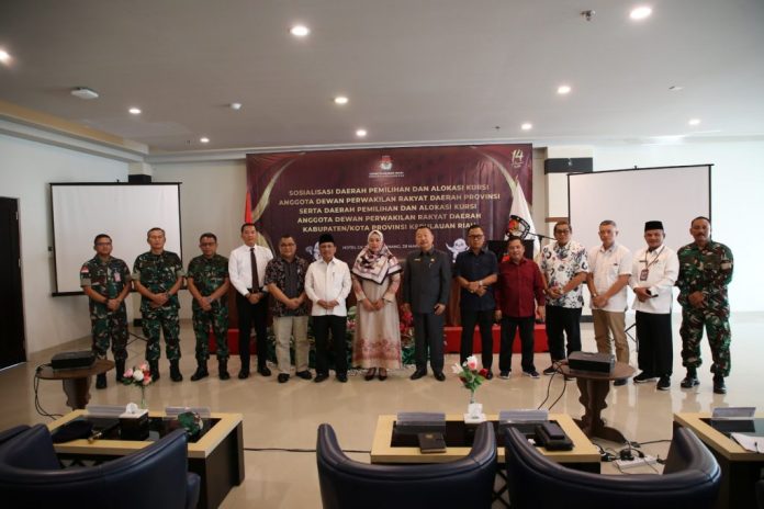 Ketua Komisi I DPRD Provinsi Kepri, Bobby Jayanto menghadiri sosialisasi dan evaluasi tahapan penyusunan daerah pemilihan yang digelar KPU Provinsi Kepulauan Riau di Hotel CK Tanjungpinang, Selasa (28/03) F,DPRD Kepri