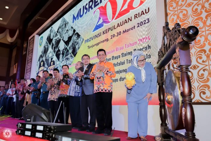 Musyawarah Perencanaan Pembangunan (Musrenbang) Provinsi Kepuluan Riau Tahun 2023 secara resmi dibuka yang ditandai pemukulan gong oleh Wakil Gubernur Kepri Hj Marlin Agustina di Aula Wan Seri Beni, Dompak, Tanjungpinang, Rabu (29/03/2023) F,DPRD Kepri