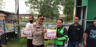 Polresta Tanjungpinang Salurkan Bantuan dari Polda Kepri di Pangkalan Ojek Kepolisian Resor Kota (Polresta) Tanjungpinang bersama Satlantas Polresta Tanjungpinang menyalurkan bantuan sosial Polda Kepri di pangkalan ojek di depan mall TCC Tanjungpinang, Kota Tanjungpinang, Sabtu (15/4) F,Polresta Tanjungpinang