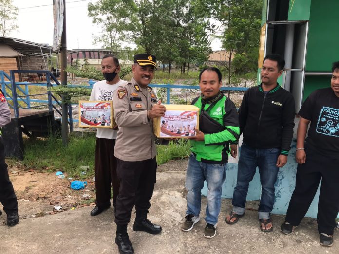 Kepolisian Resor Kota (Polresta) Tanjungpinang bersama Satlantas Polresta Tanjungpinang menyalurkan bantuan sosial Polda Kepri di pangkalan ojek di depan mall TCC Tanjungpinang, Kota Tanjungpinang, Sabtu (15/4) F,Polresta Tanjungpinang