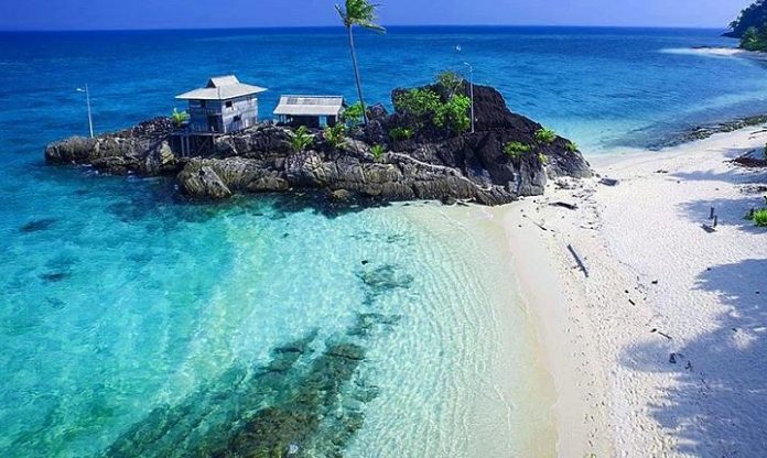Pulau Senua (Senoa) terletak di Desa Sepempang, Kecamatan Bunguran Timur, Kabupaten Natuna, Provinsi Kepulauan Riau (Kepri). Pulau ini menjadi kawasan strategis pariwisata yang dirindukan banyak orang F,Pemerintahan Desa Sepempang