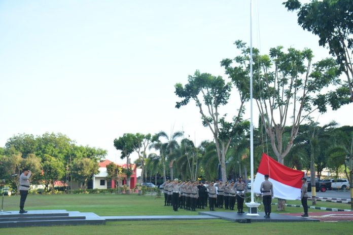 Jajaran Polda Kepri melaksanakan upacara bendera memperingati Hari Kebangkitan Nasional ke-115 tahun 2023 di Mapolda Kepulauan Riau, Senin (22/5) F,Polda Kepri