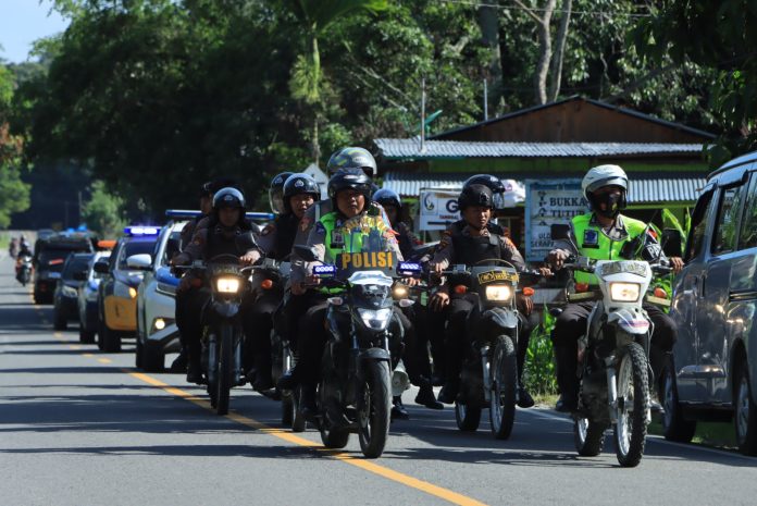 Personel TNI/Polri Kabupaten Samosir melakukan patroli pengamanan peringatan hari buruh internasional (may day) yang diperingati setiap 1 Mei di Samosir, Senin (1/5)
