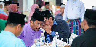 HMR dan Marlin Diundang Tokoh-tokoh Karimun Berkumpul di Tanjungpinang Mantan Gubernur Kepri Nurdin Basirun saat membisikkan sesuatu kepada Wali Kota Batam Haji Muhammad Rudi dalam acara pertemuan Halal Bihalal 1444 Hijriah, Ikatan Warga Kabupaten Karimun (IWKK) se-Kota Tanjungpinang-Kabupaten Bintan di Asrama Haji Kota Tanjungpinang, Minggu (21/5) F,Pemko Batam
