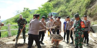 Kenderaan Roda Enam Dilarang Lewati Jembatan Lokasi Longsor, TNI Polri Bersihkan Lokasi Longsor di Desa Hariara, Kabupaten Samosir Kapolres Samosir AKBP Yogie Hardiman beserta jajarannya hari Kamis (4/5), melakukan pembersihan materil tanah pasca bencana longsor di Desa Hariara Pohan Kecamatan Harian Kabupaten Samosir yang terjadi hari Rabu (3/5) F,Polres Samosir