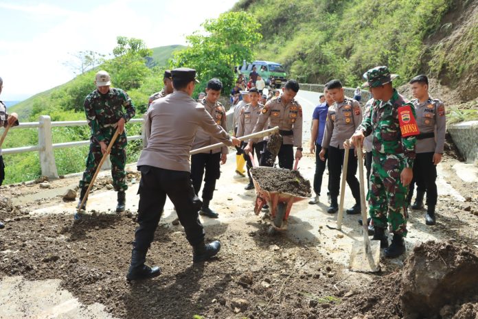 Kapolres Samosir AKBP Yogie Hardiman beserta jajarannya hari Kamis (4/5), melakukan pembersihan materil tanah pasca bencana longsor di Desa Hariara Pohan Kecamatan Harian Kabupaten Samosir yang terjadi hari Rabu (3/5) F,Polres Samosir