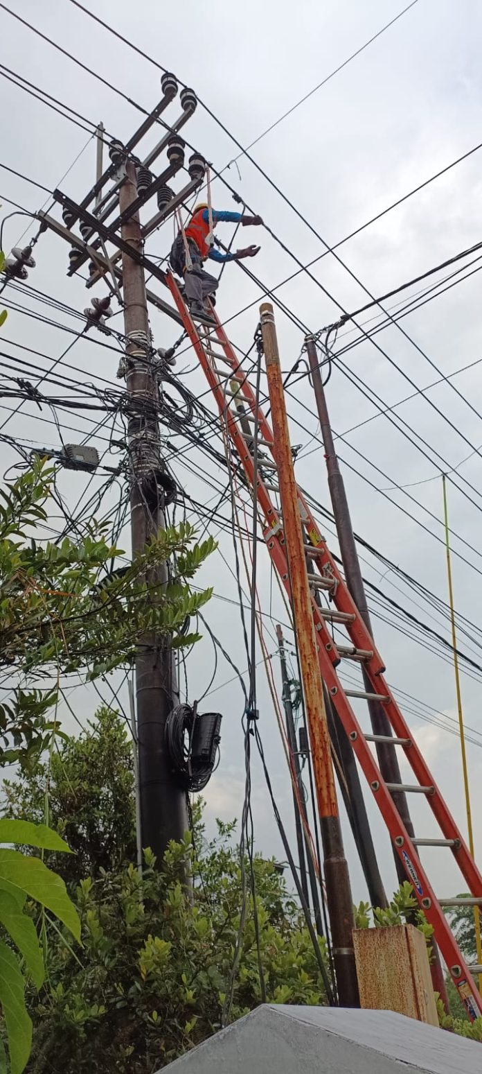 Petugas PLN Tanjungpinang sedang memperbaiki gangguan jaringan yang rusak akibat petir kuat yang terjadi pada Jumat (26/5) pagi hari F,PLN Tanjungpinang