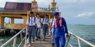 Program Sampan Layar, Satpolairud Antar 15 Pelajar dari Penyengat Satpolairud Polresta Tanjungpinang, mengantar 15 Orang pelajar dari Pulau Penyengat menuju Plantar Kuning Kota Tanjungpinang menggunakan kapal patroli Satpolairud Polresta Tanjungpinang F,Polresta Tanjungpinang