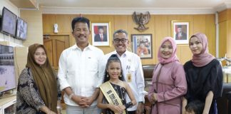 Wali Kota Rudi Minta Warga Batam Dukung Ashiva di Kejuaraan Ajang Mini Grand Model Indonesia Shofia yang masih berusia 7 tahun didampingi sang ibu, sengaja datang menemui Rudi secara langsung untuk meminta dukungan, di Kantor Wali Kota Batam, Selasa (30/5) F, Pemko Batam