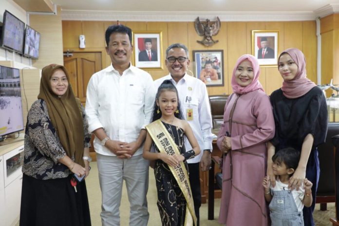 Shofia yang masih berusia 7 tahun didampingi sang ibu, sengaja datang menemui Rudi secara langsung untuk meminta dukungan, di Kantor Wali Kota Batam, Selasa (30/5) F, Pemko Batam