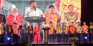 HMR Serukan Semua Warga Batam Jaga Kekompakan Pada Perayaan Paskah Oikumene Se-Kota Batam Wali Kota Batam/Kepala Badan Pengusahaan Batam H Muhammad Rudi (HMR), menghadiri undangan perayaan Paskah Oikumene, Umat Kristiani se-Kota Batam, di Lapangan Temenggung Abdul Jamal, Sabtu (13/5) malam F,Pemko Batam