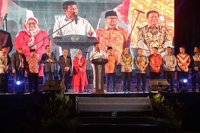 Wali Kota Batam/Kepala Badan Pengusahaan Batam H Muhammad Rudi (HMR), menghadiri undangan perayaan Paskah Oikumene, Umat Kristiani se-Kota Batam, di Lapangan Temenggung Abdul Jamal, Sabtu (13/5) malam F,Pemko Batam