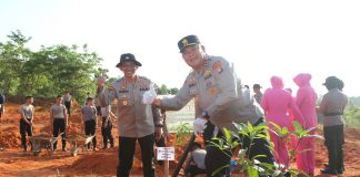 Lestarikan Alam, Polda Kepri Tanam Ratusan Pohon di Lapangan Tembak Polda Kepri Polda Kepri melaksanakan penanaman ratusan pohon dibelakang Lapangan Tembak Polda Kepri, Selasa (16/5) F,Polda Kepri