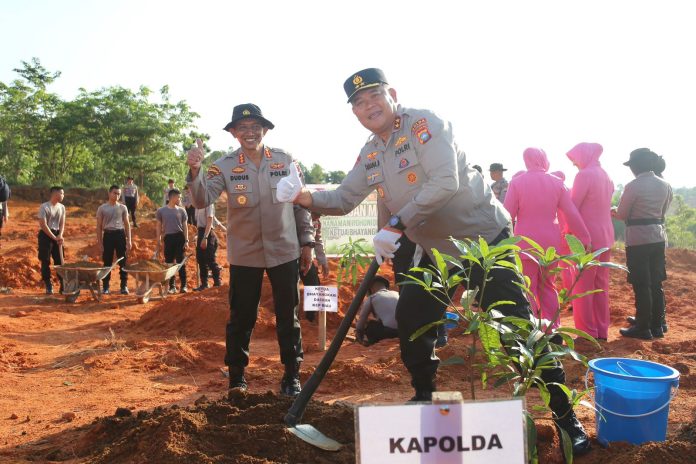 Polda Kepri melaksanakan penanaman ratusan pohon dibelakang Lapangan Tembak Polda Kepri, Selasa (16/5) F,Polda Kepri