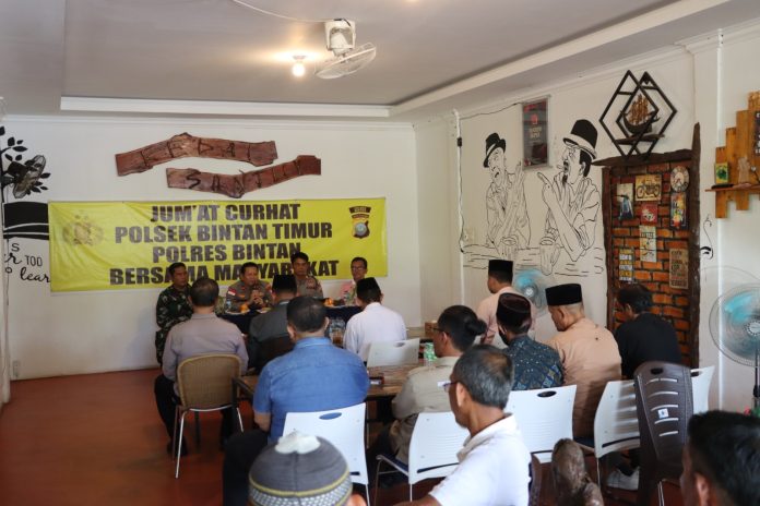 Polres Bintan beserta Polsek jajaran melaksanakan Jumat Curhat secara serentak untuk mendengar keluhan masyarakat Bintan. Pelaksanaan dilakukan disetiap wilayah hukum Polsek masing masing, pada Jumat (12/05) F,Polres Bintan