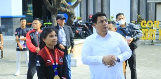 Rosa Beatrice Malau, Putri dari Samosir Peraih Emas Sea Games 2023 Kamboja Disambut Langsung Bupati Samosir Rosa Beatrice Malau, putri Samosir peraih medali emas cabang wushu sanda pada ajang SEA Games Ke-32 Kamboja Tahun 2023 disambut Bupati Samosir Vandiko T Gultom di Pusat Pendidikan dan Latihan Olahraga Pelajar (PPLP) Sumut, Selasa (16/5) F,Diskominfo Samosir