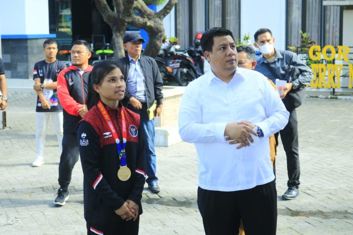 Rosa Beatrice Malau, putri Samosir peraih medali emas cabang wushu sanda pada ajang SEA Games Ke-32 Kamboja Tahun 2023 disambut Bupati Samosir Vandiko T Gultom di Pusat Pendidikan dan Latihan Olahraga Pelajar (PPLP) Sumut, Selasa (16/5) F,Diskominfo Samosir
