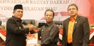 LKPj 2022 Gubernur Kepulauan Riau Dinilai Baik, DPRD Kepri Sampaikan Beberapa Rekomendasi Terhadap LKPj Kepala Daerah 2022 Ketua DPRD Kepri menyerahkan Rekomendasi DPRD Provinsi Kepri terhadap LKPj Kepala Daerah 2022 didampingi Wakil Ketua II Tengku Afrizal Dahlan F,Diskominfo Kepri