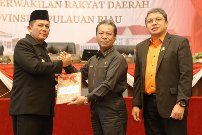 Ketua DPRD Kepri menyerahkan Rekomendasi DPRD Provinsi Kepri terhadap LKPj Kepala Daerah 2022 didampingi Wakil Ketua II Tengku Afrizal Dahlan F,Diskominfo Kepri