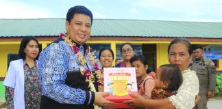 Bupati Samosir Bawa Pelayanan Gratis ke Desa Pananggangan II Bupati Samosir, Vandiko T. Gultom memberikan dan mendekatkan pelayanan kepada masyarakat melalui program Bunga Desa (Bupati dan Wakil Bupati berkantor di Desa) di Desa Pananggangan II-Kecamatan Nainggolan, Jumat (12/05) F,diskominfo Samosir.