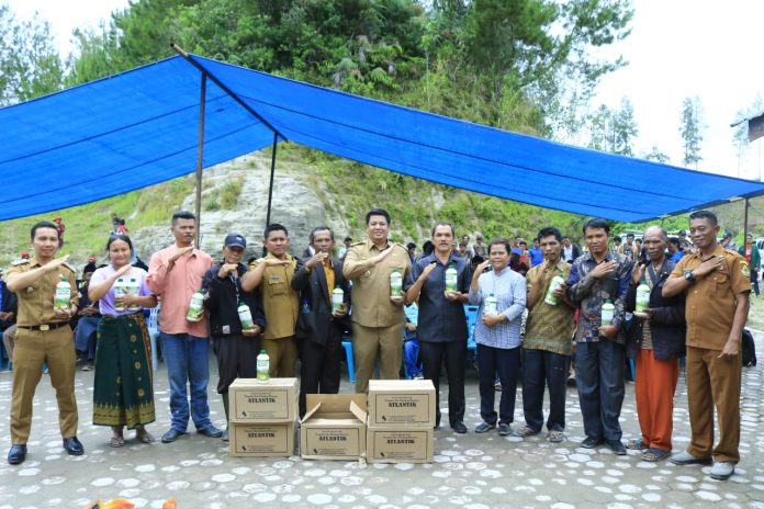 Bupati Samosir, Vandiko T. Gultom berkantor dan memberikan pelayanan kepada masyarakat di Desa Pamutaran, Selasa (23/05) F,Diskominfo Samosir