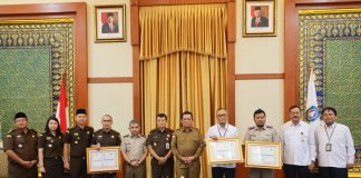 Pengadaan Tanah Jembatan Babin Sisi Pulau Bintan Selesai 100 Persen Penyerahan 5 sertifikat lahan dengan luas 0,867 Ha pada Kawasan Tanjung Permai, Bintan oleh Kepala Kantor Wilayah BPN Kepri Nurhadi Putra kepada Gubernur Kepulauan Riau H. Ansar Ahmad di Gedung Daerah, Tanjungpinang, Senin (8/5) F,diskominfo Kepri