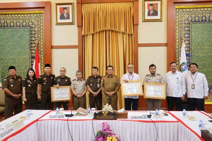 Penyerahan 5 sertifikat lahan dengan luas 0,867 Ha pada Kawasan Tanjung Permai, Bintan oleh Kepala Kantor Wilayah BPN Kepri Nurhadi Putra kepada Gubernur Kepulauan Riau H. Ansar Ahmad di Gedung Daerah, Tanjungpinang, Senin (8/5) F,diskominfo Kepri