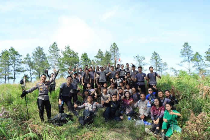 Puncak Gunung Pusuk Buhit di Kabupaten Samosir menjadi tempat kegiatan penutupan pembinaan tradisi kepada 30 Bintara Remaja Polres Kabupaten Samosir, Sabtu (20/5) F,Polres Samosir