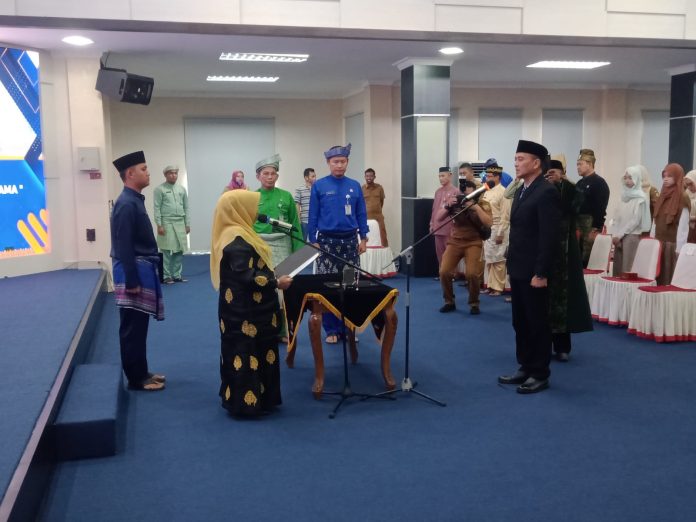 Wali Kota Tanjungpinang, Rahma, melantik Windrasto Dwi Guntoro sebagai Direktur PT. TMB BUMD Tanjungpinang di Kantor Wali Kota Tanjungpinang, Senggarang, Selasa (2/5) F, Diskominfo Tanjungpinang